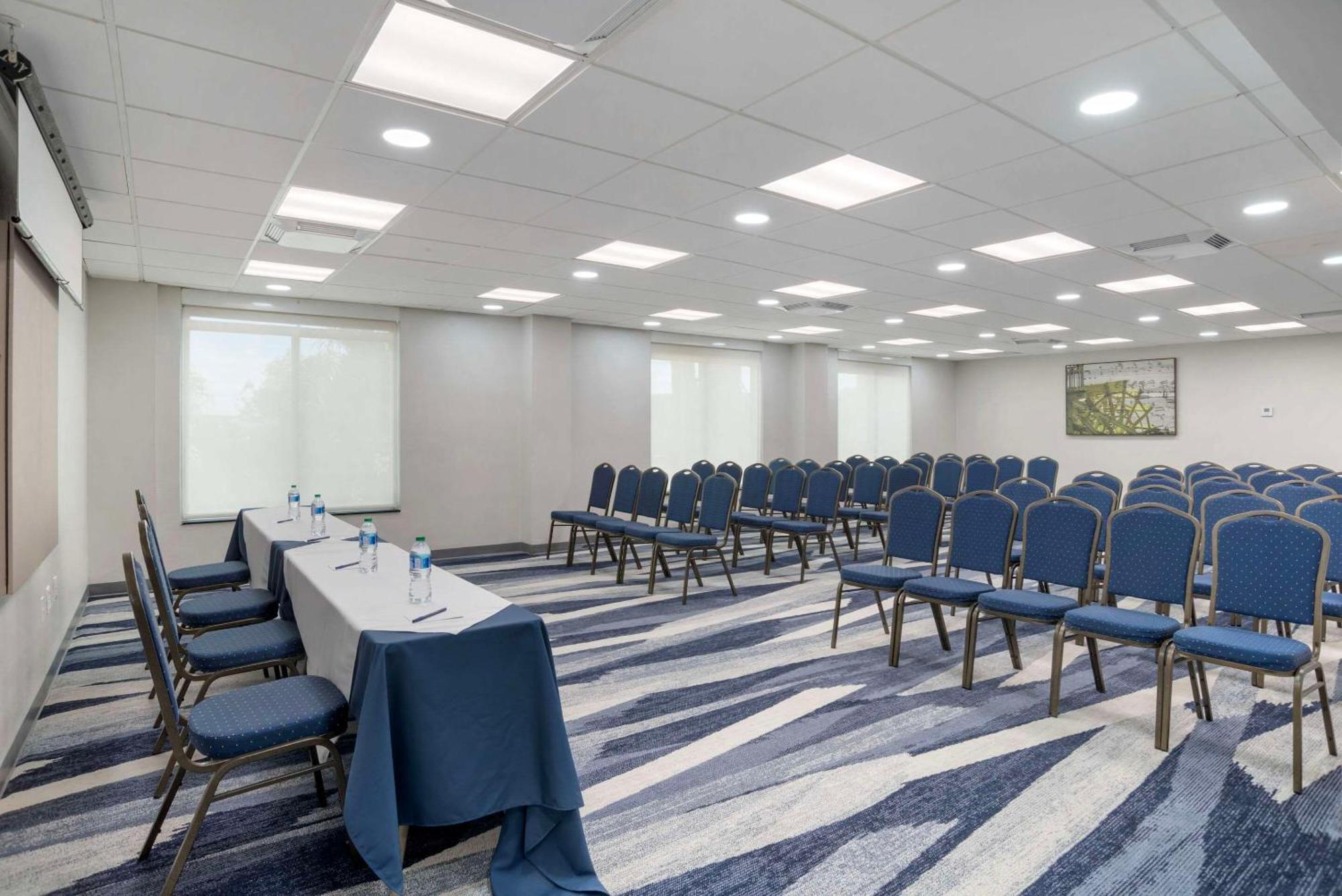Comfort Inn & Suites New Orleans Airport North 肯纳 外观 照片
